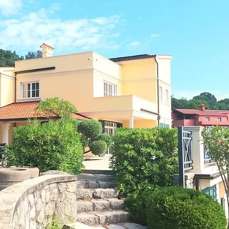 Suzi, Sea View, Free Private Parking Apartment Opatija