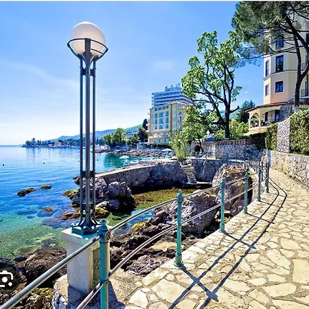 Suzi, Sea View, Free Private Parking Apartment