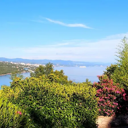 Suzi, Sea View, Free Private Parking